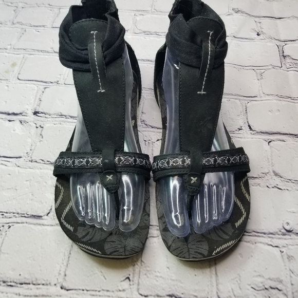 Cushe Clover black thong gladiator sandals - Picture 7 of 13